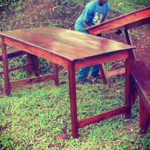 1 Holztisch (18€)